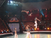 A Quinterion akrobatikus mutatvnyukban nagyszeren tvzdik, a mesejtk s a hagyomnyos magyar nptnc, modernizlt formavilga