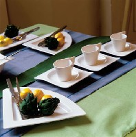 A luxemburgi asztal különleges formájával és modern étkészletével tűnt föl. 