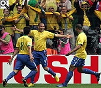 nneplnek a brazilok: Kak, Ronaldo s Adriano (fot: fifaworldcup.com)