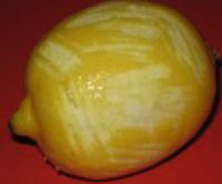 4. Nagyon alaposan mossunk meg egy citromot, hogy eltvoltsuk rla a kros vegyszereket, majd trljk szrazra, s srga hjt reszeljk bele a tsztba. Vigyzat, a srga rteg alatti fehr hj keser lehet!
