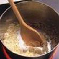 1. A rizs elfzse 
Keverjk a rizst az vegesre prolt hagymhoz s fokhagymhoz, kiss pirtsuk meg, majd ntsk fel a hslevessel. Fzzk fed alatt alacsony fokozaton flig puhra.