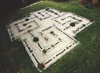 A szgletes labirintus 4 bejrata (,D,K,NY) kzpre vezet, s minden gtj fel van kijrata.
