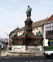 Zsolnay szobor